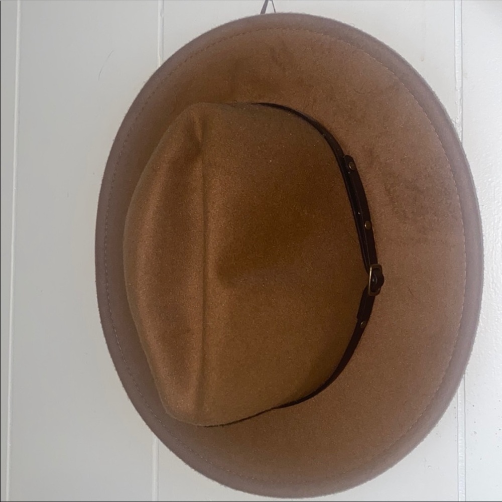 Nice brown hat, perfect for summer